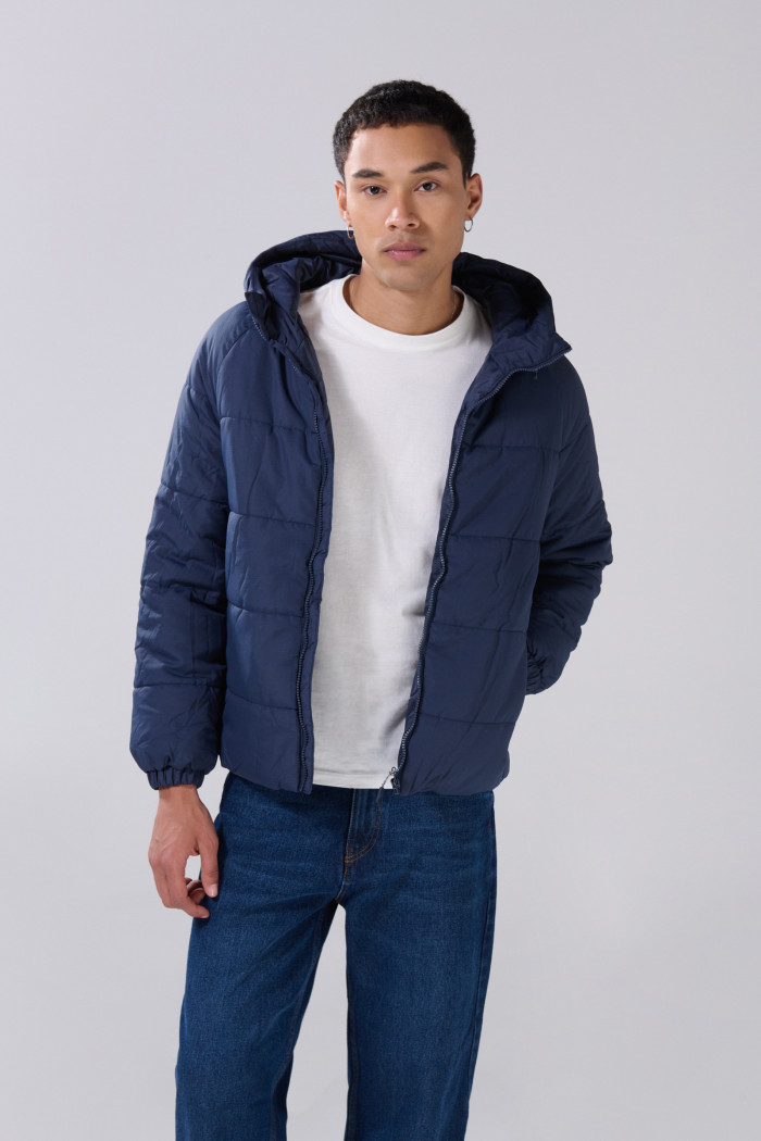 Chaqueta unicolor acolchada con capota y manga ranglan larga
