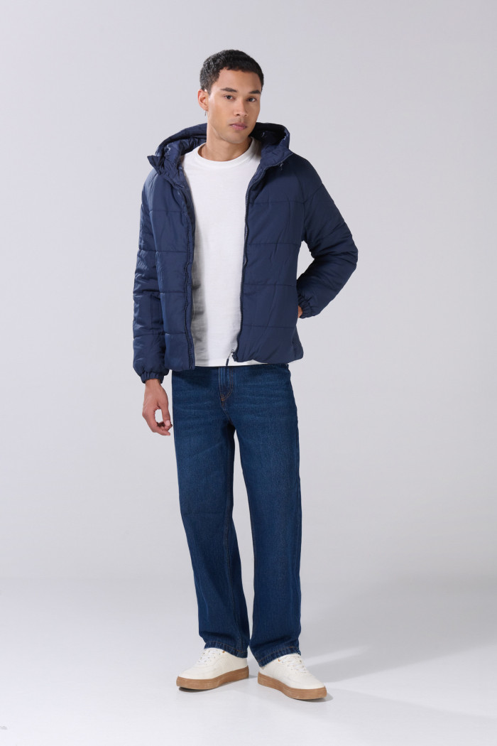Chaqueta unicolor acolchada con capota y manga ranglan larga
