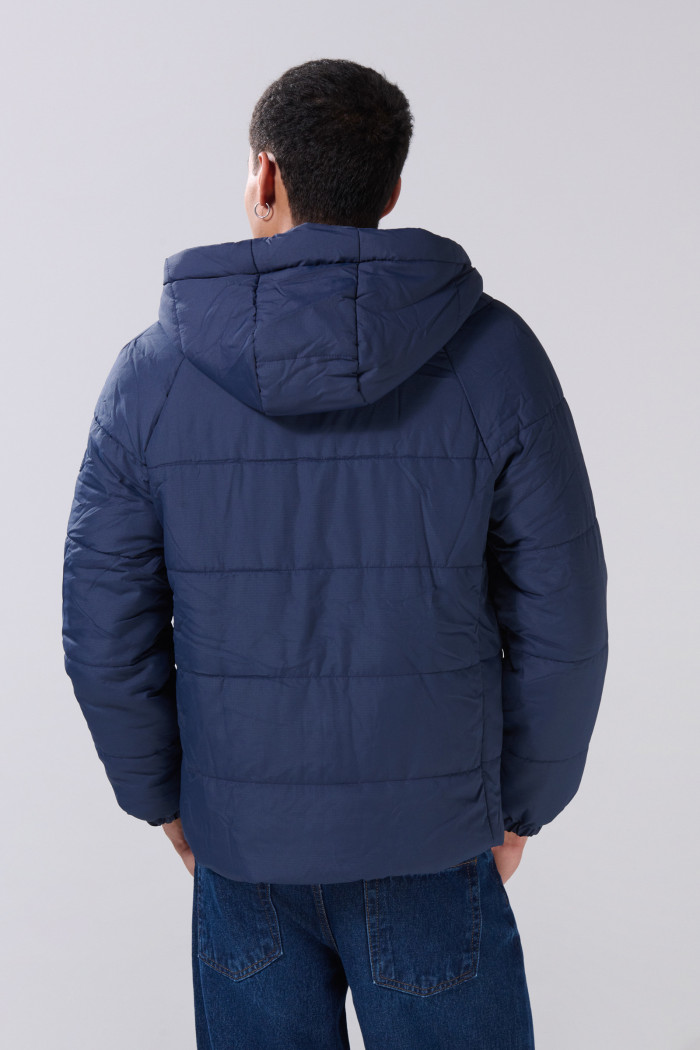 Chaqueta unicolor acolchada con capota y manga ranglan larga
