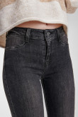 Jean gris oscuro tipo jegging con tiro alto, 5 bolsillos y ajuste ceñido