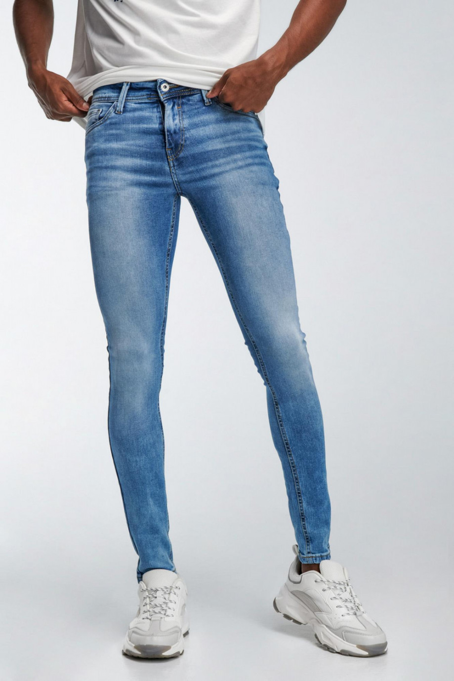 Jean súper skinny azul claro con tiro bajo y efectos desteñidos