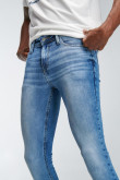 Jean súper skinny azul claro con tiro bajo y efectos desteñidos