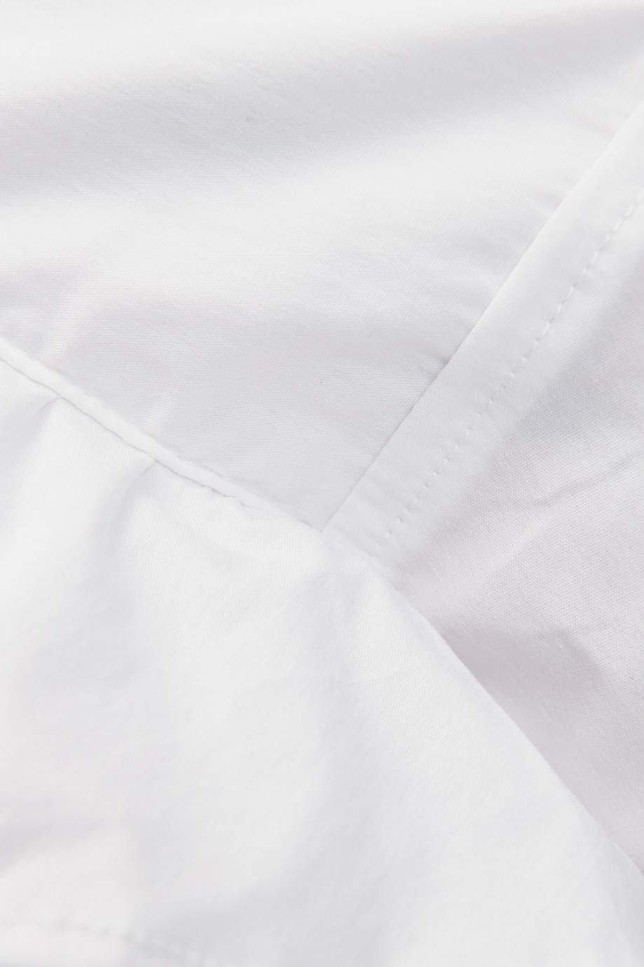 Blusa blanca con escotes cuadrados con mangas cortas con golas