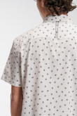 Camisa blanca manga corta estampada con cuello sport collar