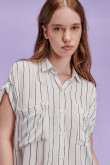 Blusa unicolor con manga corta y diseño de rayas verticales