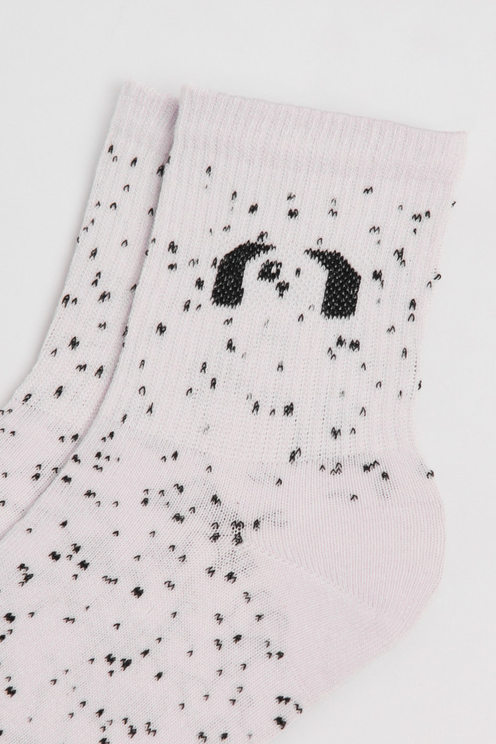 Medias unicolores cortas con puntos y diseño de perritos