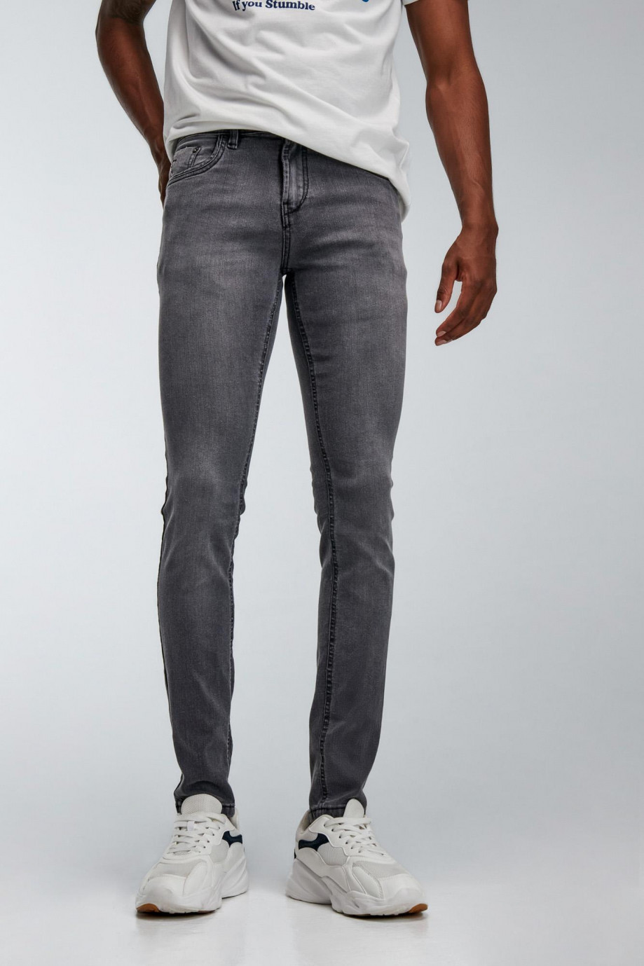 Jean skinny gris oscuro con costuras negras y 5 bolsillos
