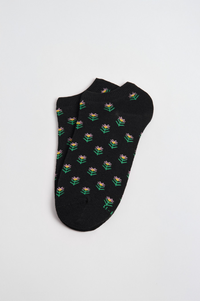 Medias unicolores tipo tobilleras con diseños de flores