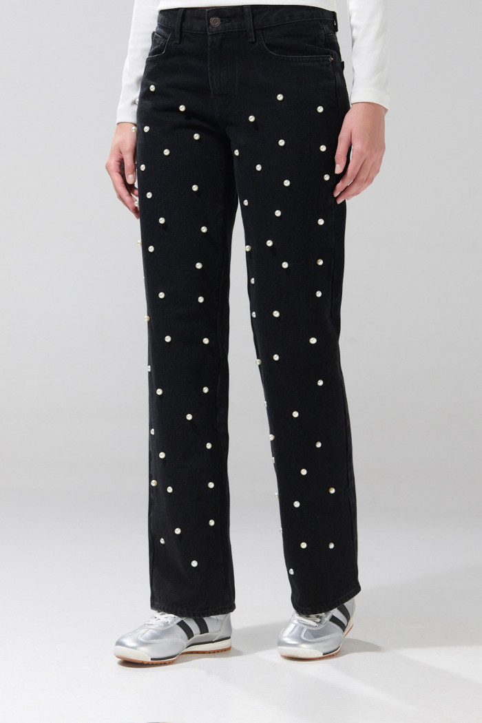 Jean negro straight low waist con perlas y tiro bajo
