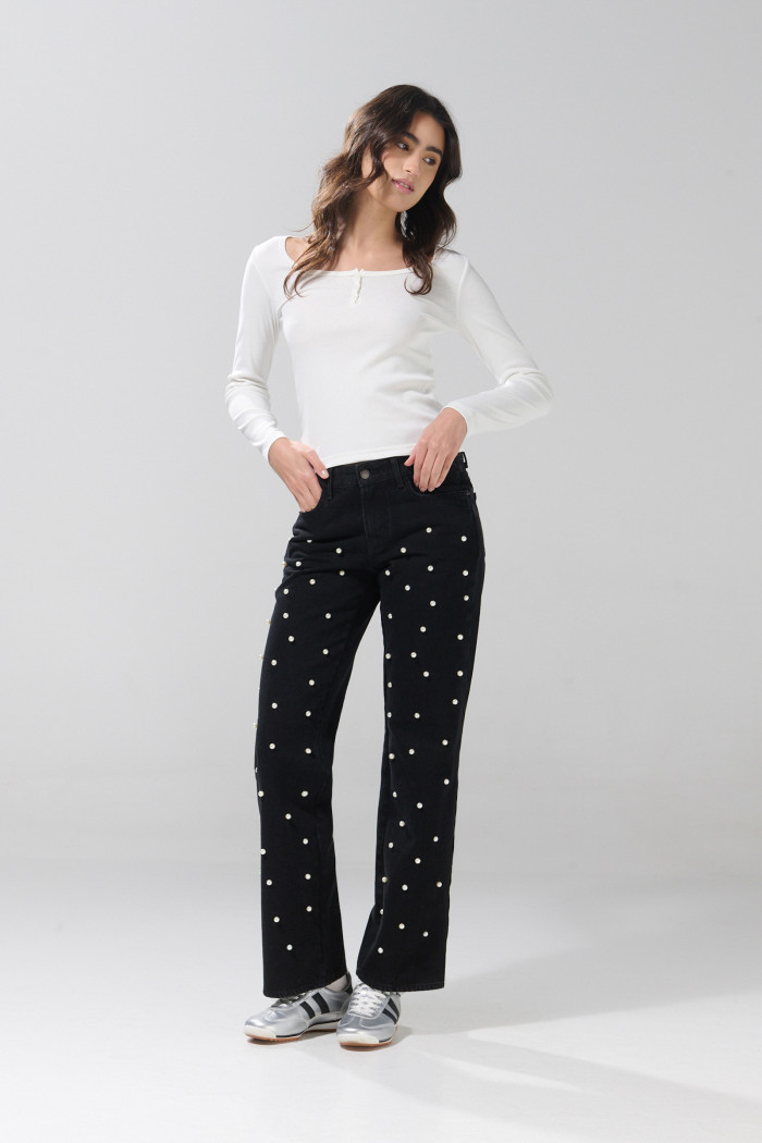 Jean negro straight low waist con perlas y tiro bajo