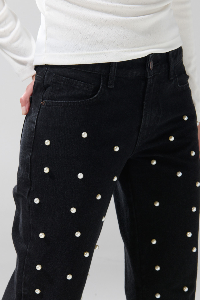 Jean negro straight low waist con perlas y tiro bajo