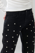 Jean negro straight low waist con perlas y tiro bajo