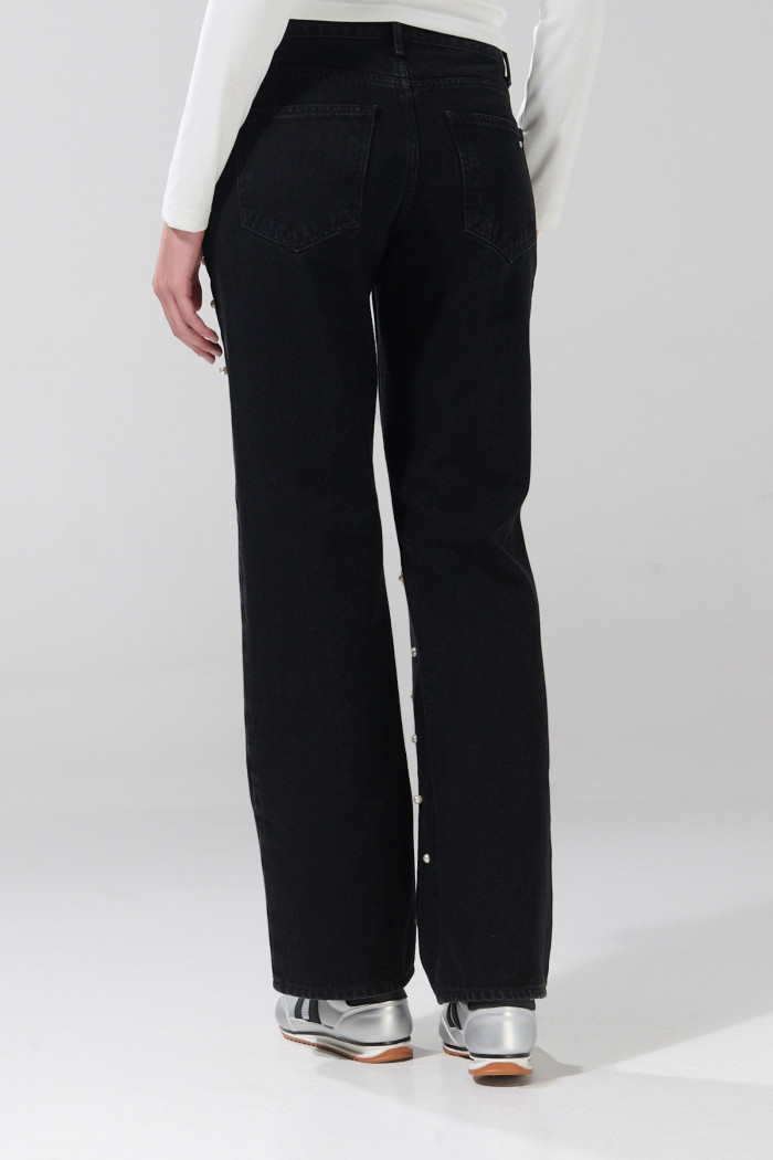 Jean negro straight low waist con perlas y tiro bajo