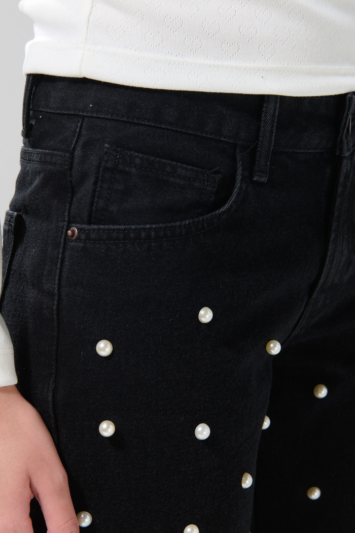 Jean negro straight low waist con perlas y tiro bajo