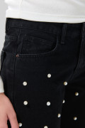 Jean negro straight low waist con perlas y tiro bajo