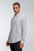 Camisa manga larga unicolor con rayas verticales estampadas