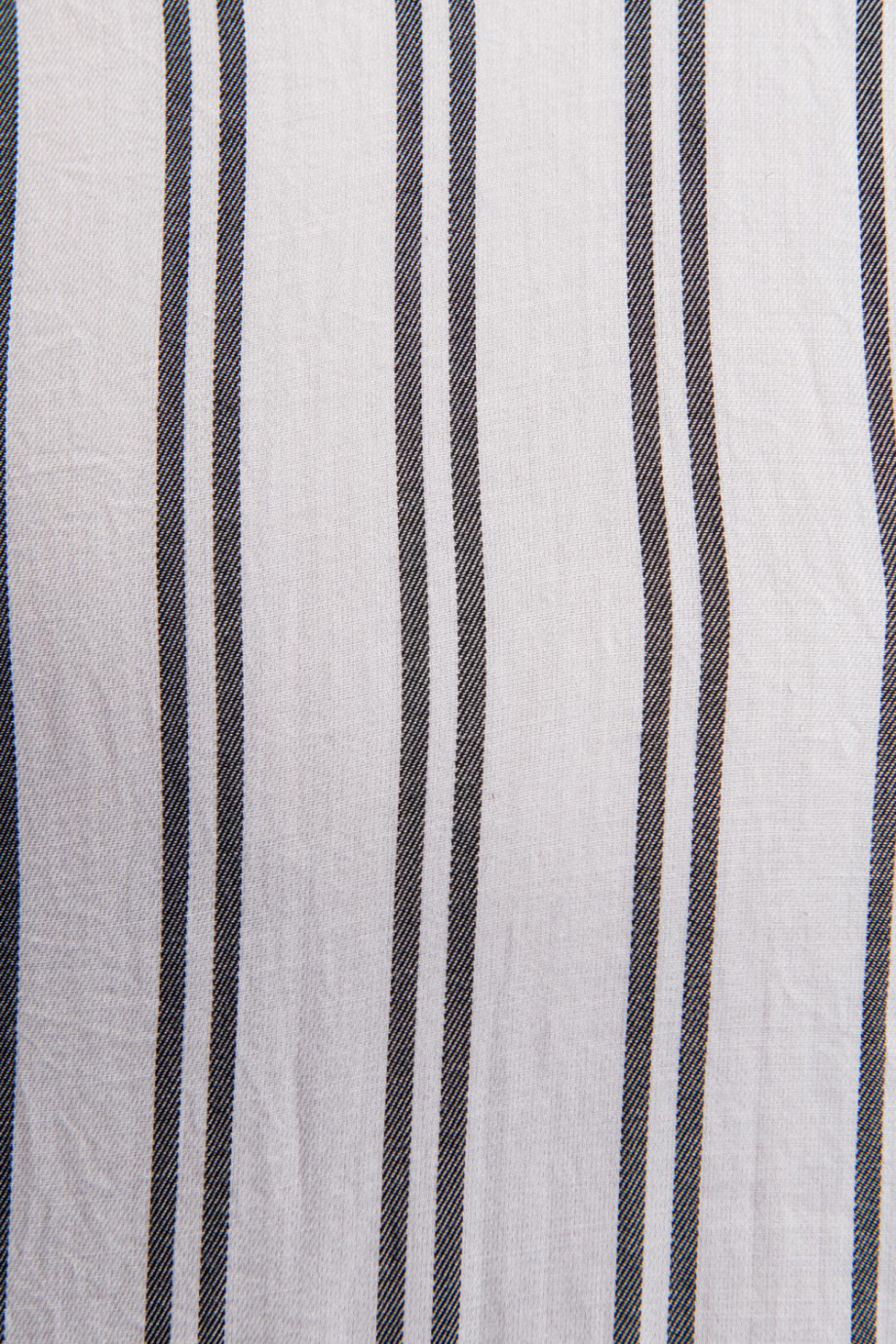 Camisa manga larga unicolor con rayas verticales estampadas
