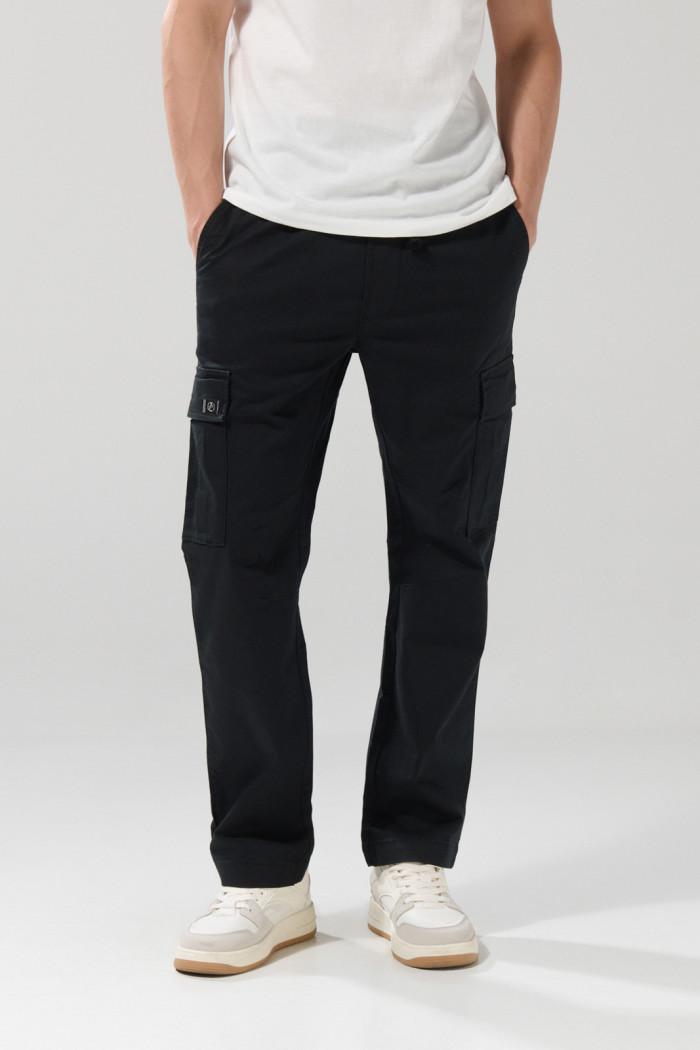 Pantalón en dril cargo unicolor con bota recta y cordón
