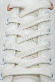 Tenis casuales blancos con contrastes rosados en talones