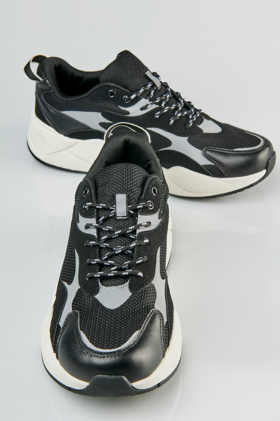 Tenis chunky negros con detalles reflectivos