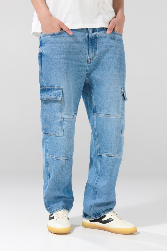 Jean cargo azul bota recta con tiro medio y bolsillos