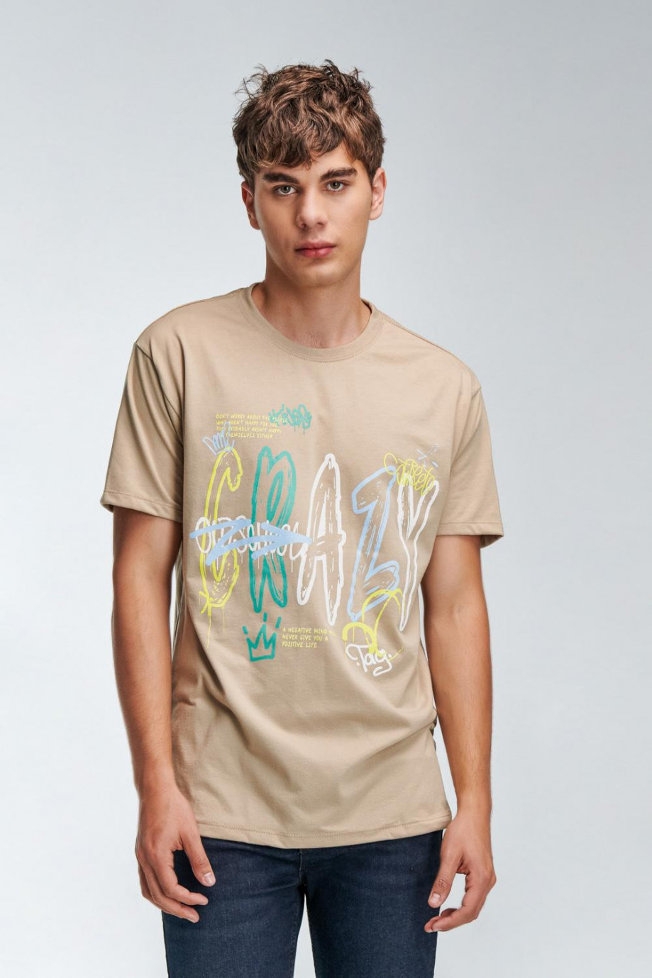 Camiseta unicolor con manga corta y estampados de letras coloridas