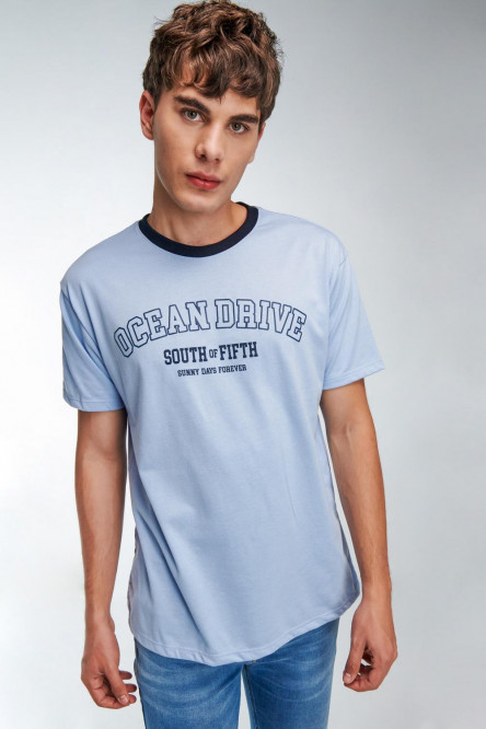 Camiseta manga corta con estampado, cuello y puños en contraste.