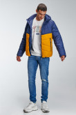 Chaqueta unicolor acolchada con capota y corte de color inferior