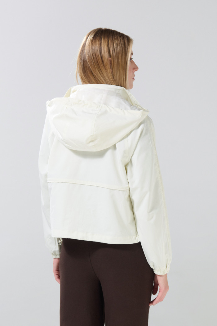 Chaqueta liviana unicolor con cremallera y capota