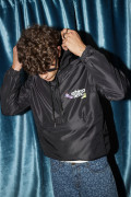 Chaqueta liviana con capota negra del Festival Estéreo Picnic