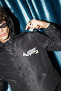 Chaqueta liviana con capota negra del Festival Estéreo Picnic