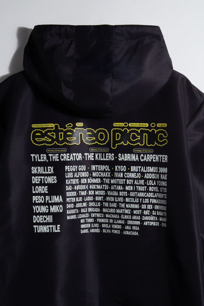 Chaqueta liviana con capota negra del Festival Estéreo Picnic