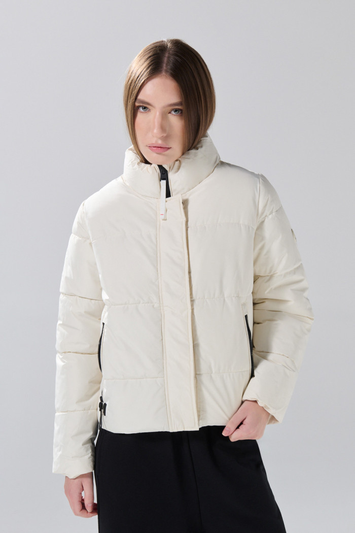 Chaqueta acolchada crop unicolor con cuello alto