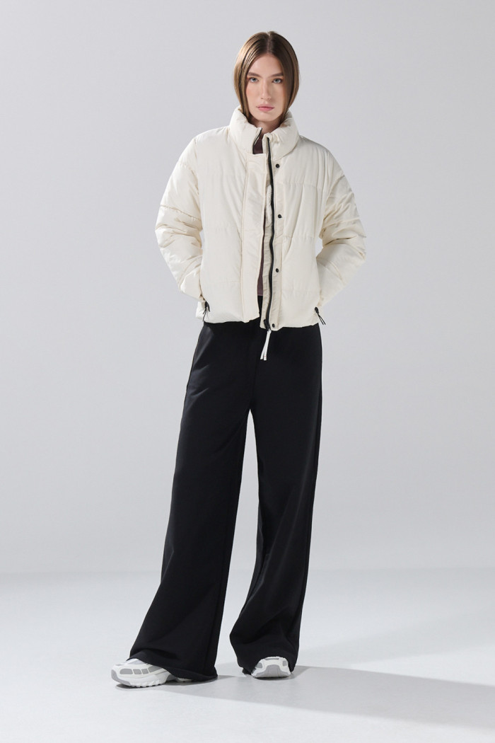 Chaqueta acolchada crop unicolor con cuello alto