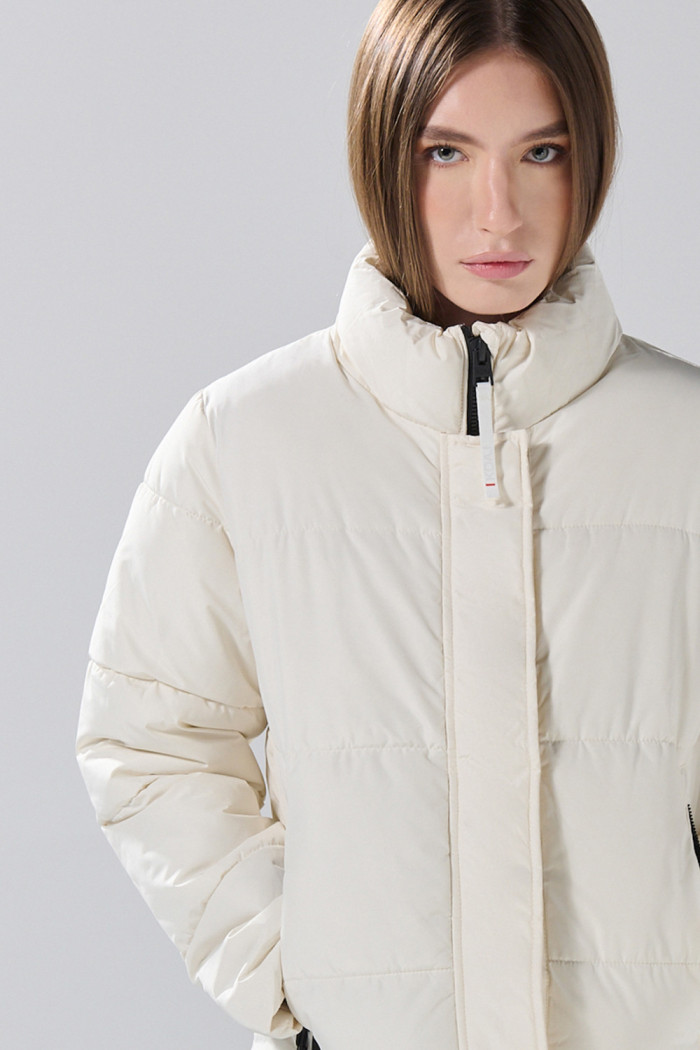 Chaqueta acolchada crop unicolor con cuello alto