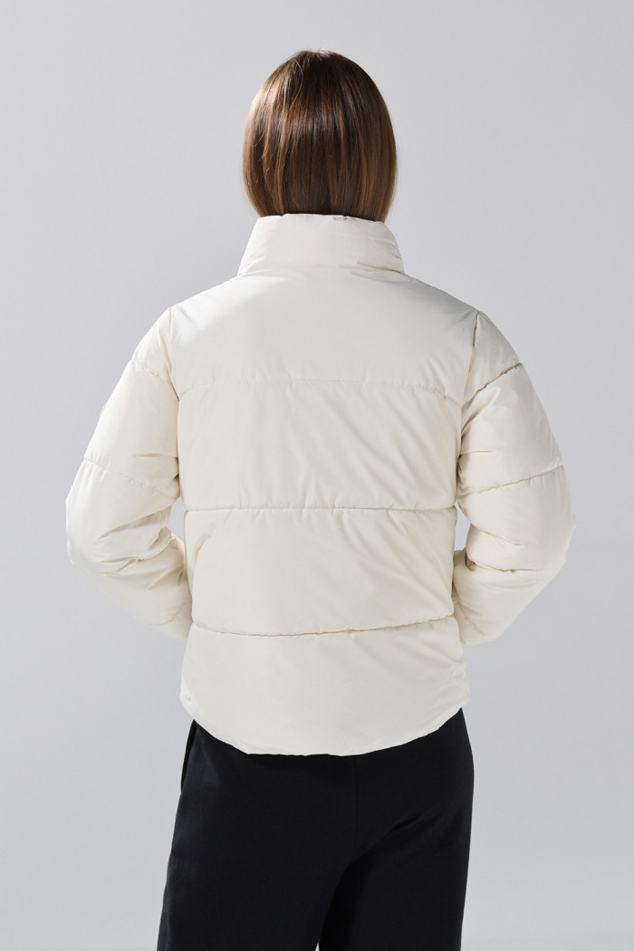 Chaqueta acolchada crop unicolor con cuello alto