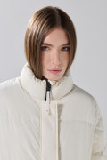 Chaqueta acolchada crop unicolor con cuello alto