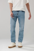 Jean azul claro slim con desgastes ligeros y tiro bajo