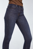 Jean azul intenso tipo jegging con tiro alto y 5 bolsillos