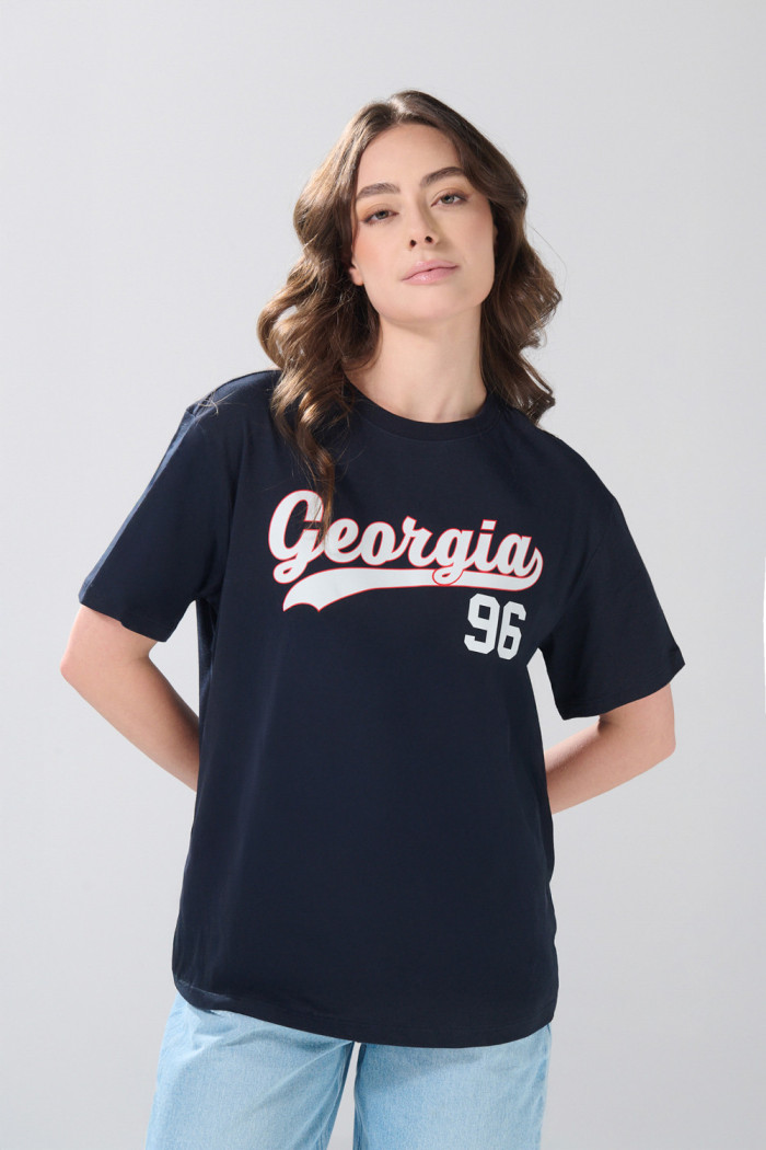 Camiseta manga corta college azul con hombro rodado