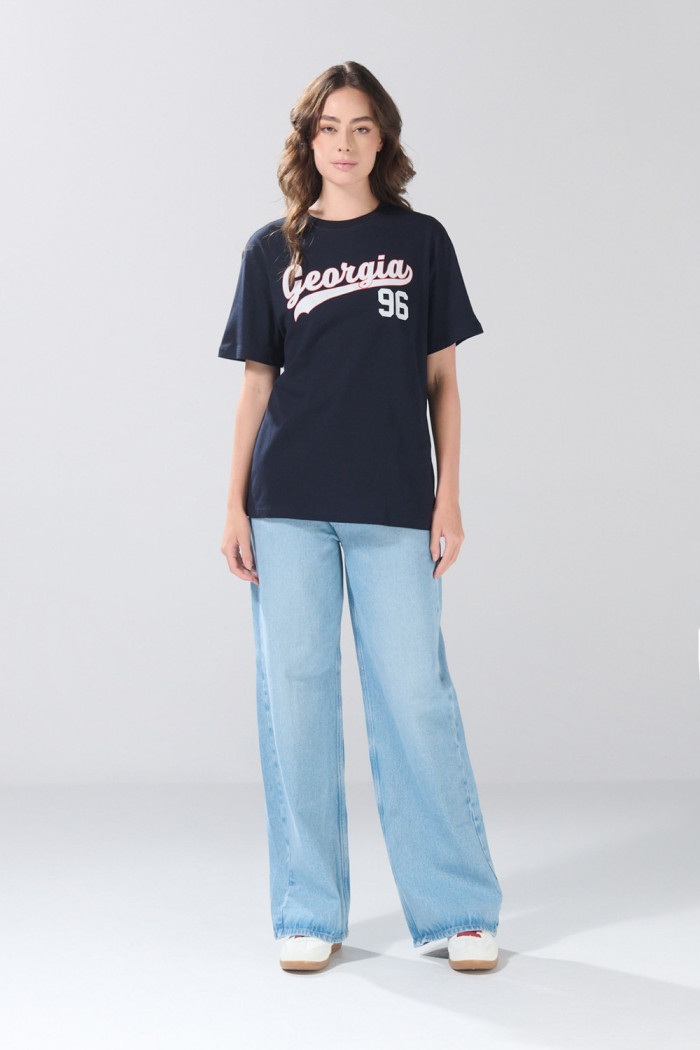 Camiseta manga corta college azul con hombro rodado
