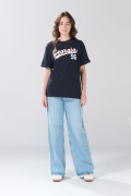 Camiseta manga corta college azul con hombro rodado