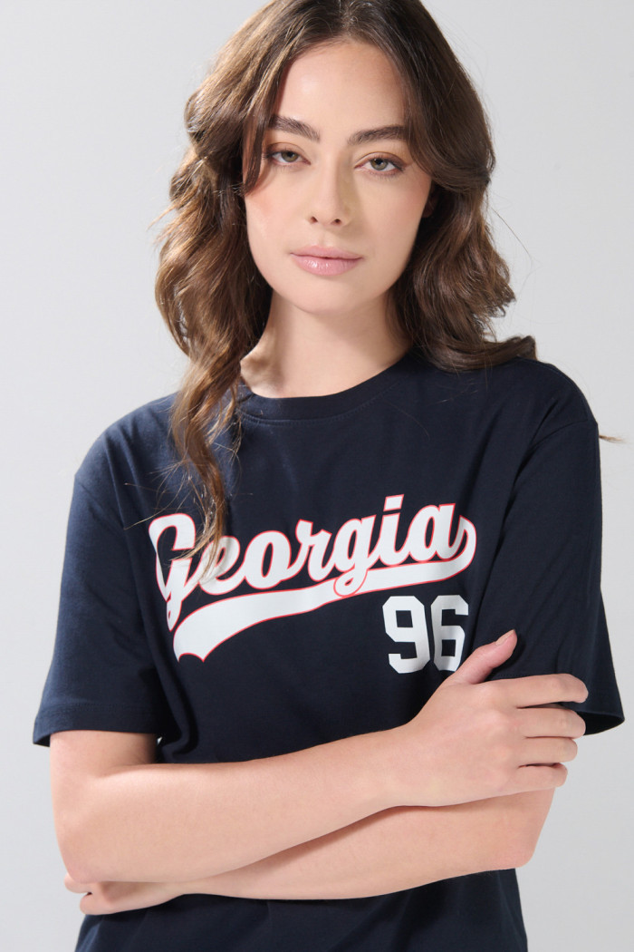 Camiseta manga corta college azul con hombro rodado
