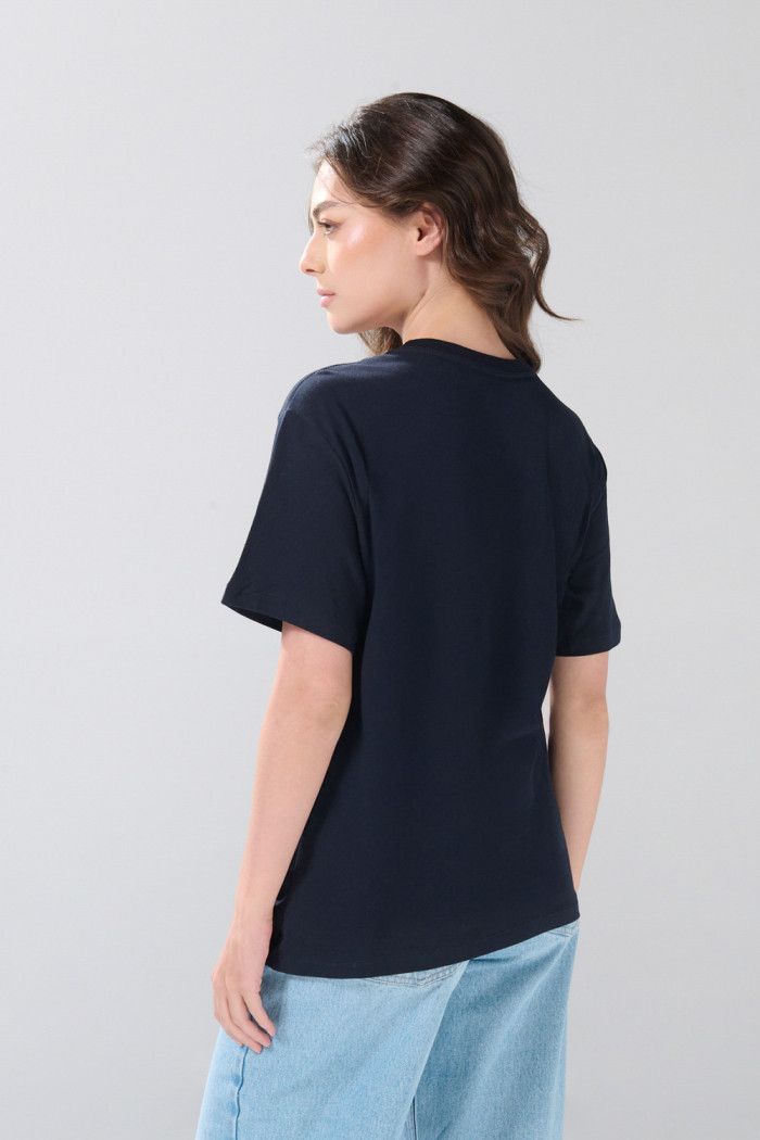 Camiseta manga corta college azul con hombro rodado