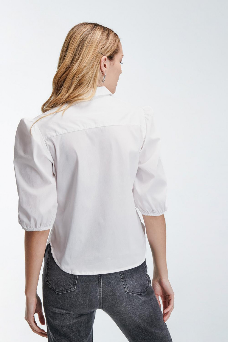 Blusa manga 3/4 blanca con cuello camisero