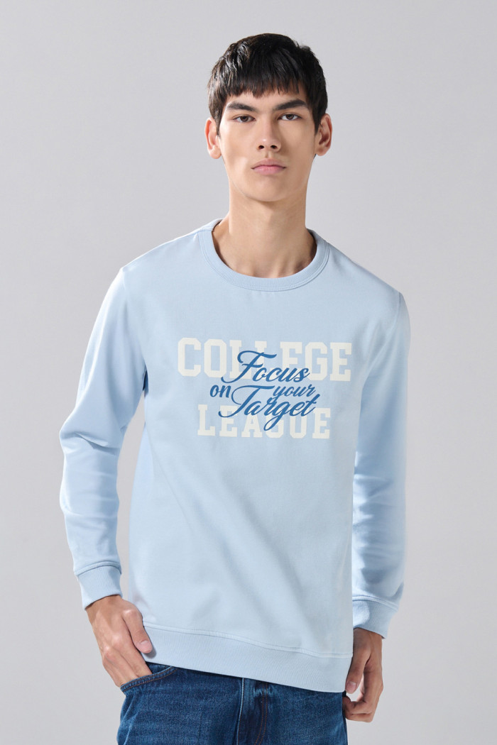 Buzo azul claro con texto college blanco y cuello redondo