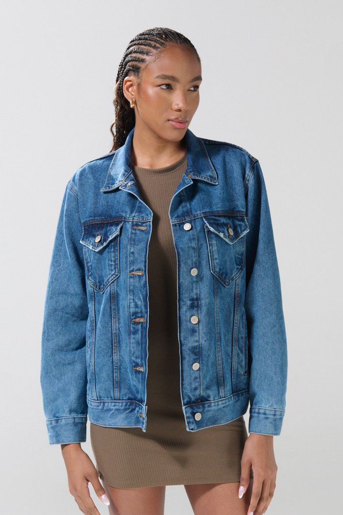 Chaqueta oversize de jean azul medio con bolsillos