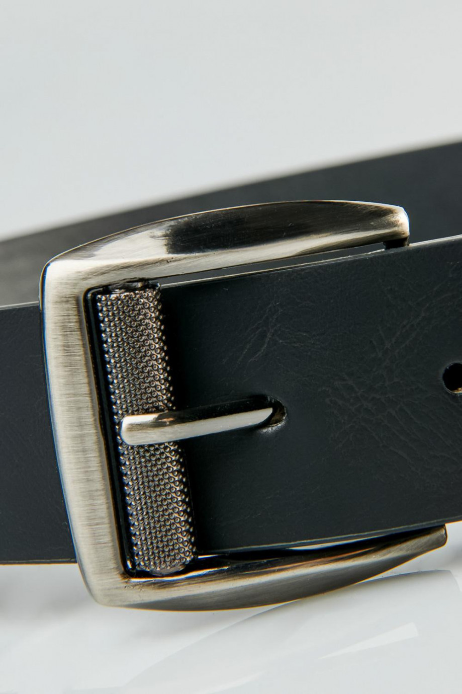 Cinturón negro sintético liso con hebilla cuadrada plateada