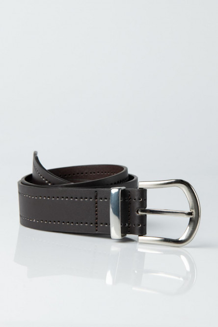 Cinturón negro con hebilla metálica y texturas perforadas
