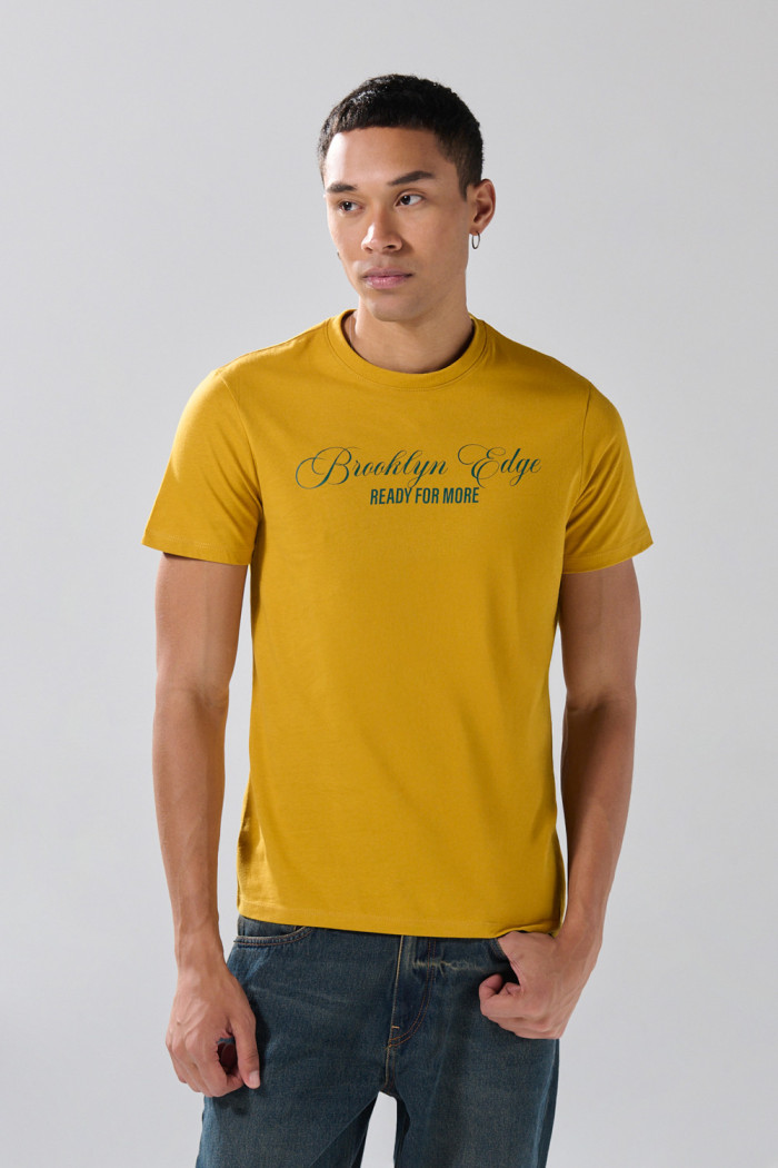 Camiseta manga corta amarilla oscura con diseño college